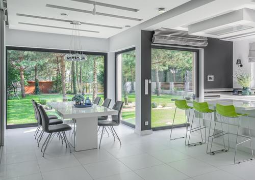 PVC czy aluminium? Przewodnik po profilach okiennych i tarasowych